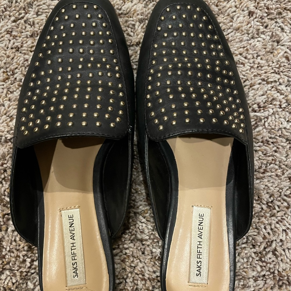 🛑SOLD🛑Woman’s Saks Fifth Avenue Slides